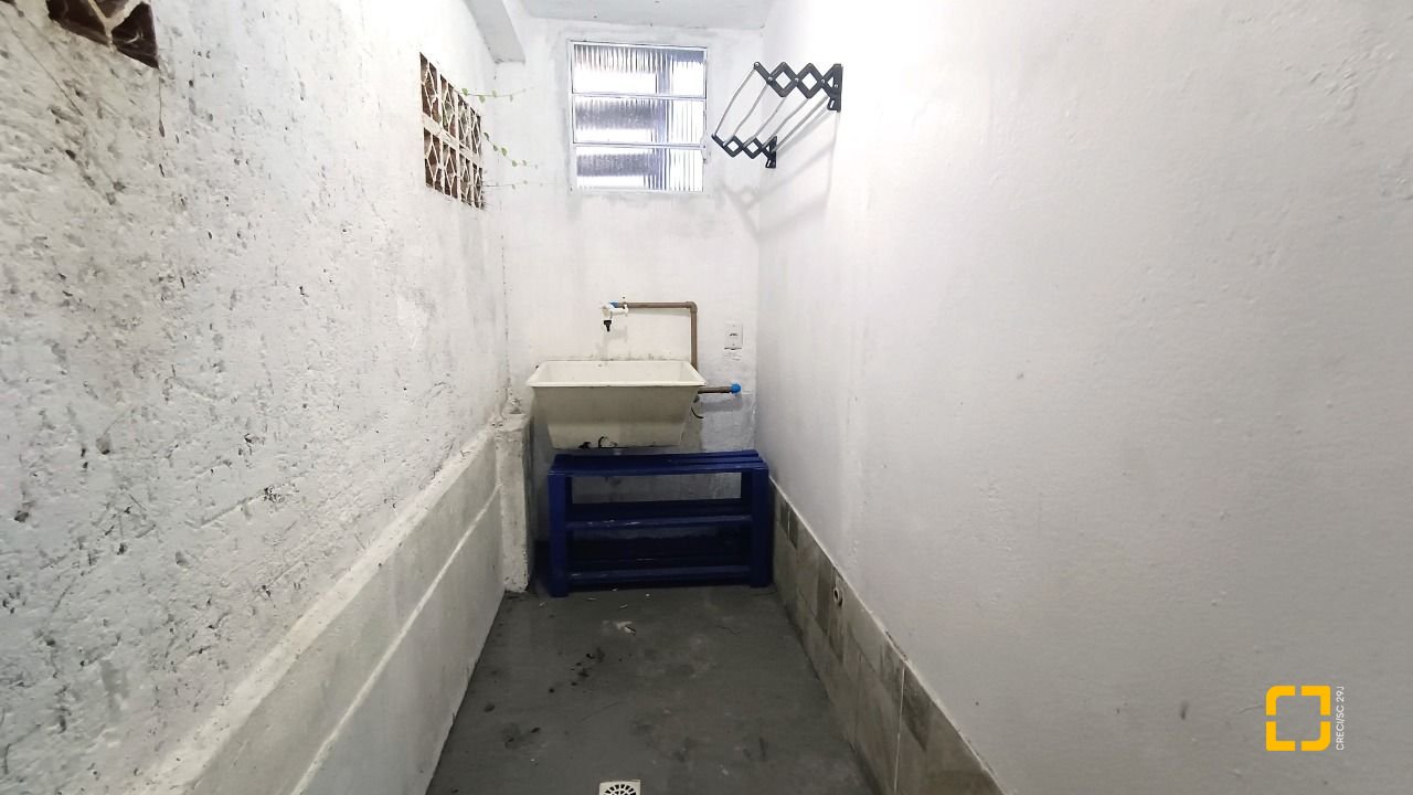 Casa com 490m², 15 quartos (sendo 1 suíte), 2 garagens, no bairro Canasvieiras em Florianópolis
