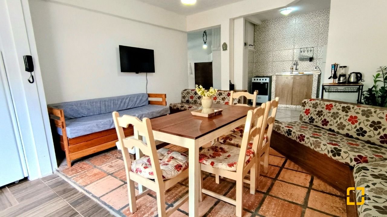 Casa com 490m², 15 quartos (sendo 1 suíte), 2 garagens, no bairro Canasvieiras em Florianópolis
