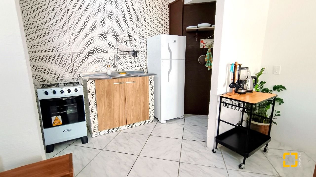 Casa com 490m², 15 quartos (sendo 1 suíte), 2 garagens, no bairro Canasvieiras em Florianópolis