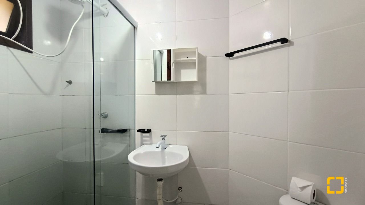Casa com 490m², 15 quartos (sendo 1 suíte), 2 garagens, no bairro Canasvieiras em Florianópolis