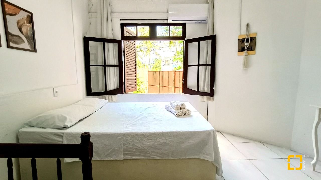 Casa com 490m², 15 quartos (sendo 1 suíte), 2 garagens, no bairro Canasvieiras em Florianópolis