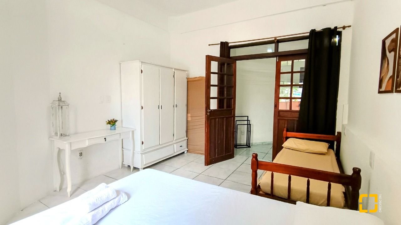 Casa com 490m², 15 quartos (sendo 1 suíte), 2 garagens, no bairro Canasvieiras em Florianópolis