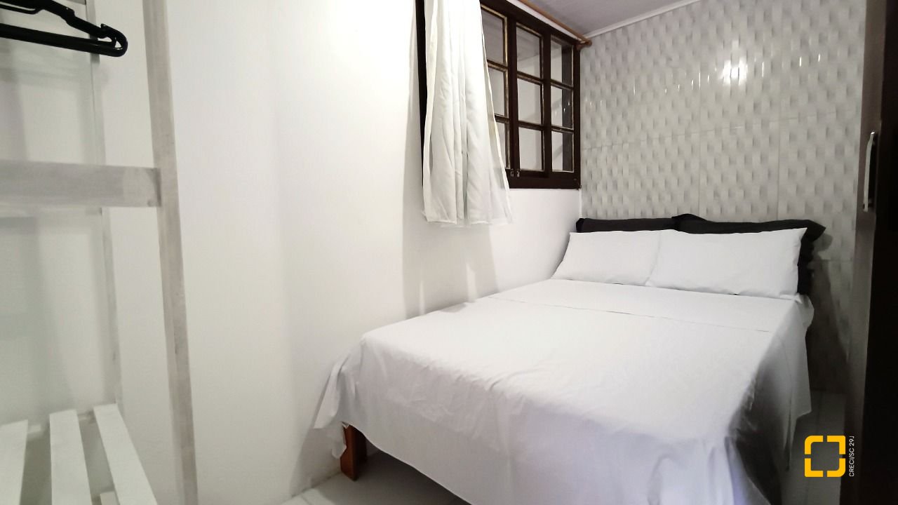 Casa com 490m², 15 quartos (sendo 1 suíte), 2 garagens, no bairro Canasvieiras em Florianópolis
