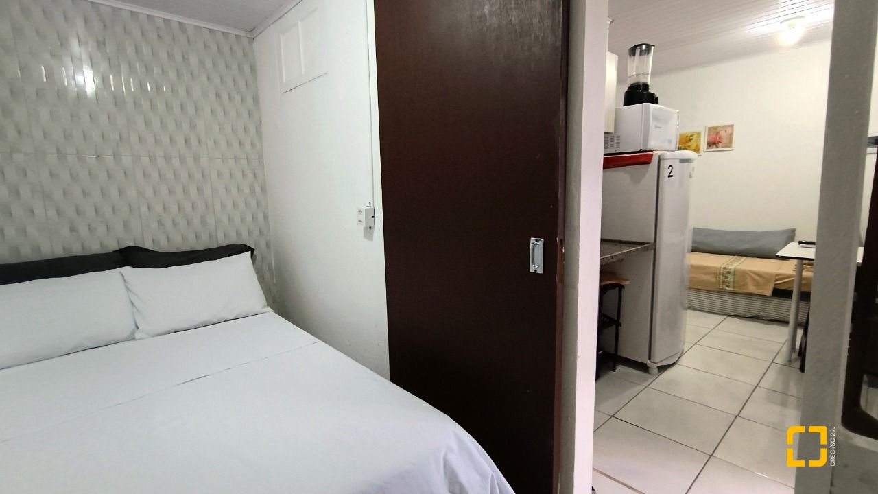 Casa com 490m², 15 quartos (sendo 1 suíte), 2 garagens, no bairro Canasvieiras em Florianópolis