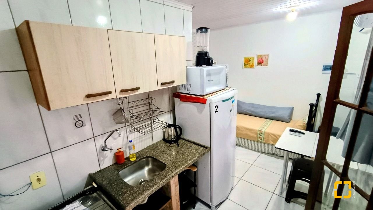 Casa com 490m², 15 quartos (sendo 1 suíte), 2 garagens, no bairro Canasvieiras em Florianópolis
