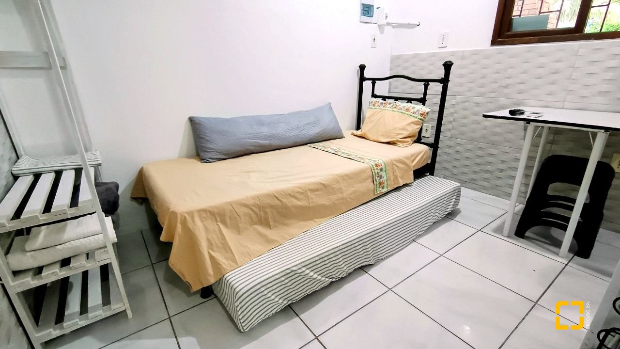 Casa com 490m², 15 quartos (sendo 1 suíte), 2 garagens, no bairro Canasvieiras em Florianópolis