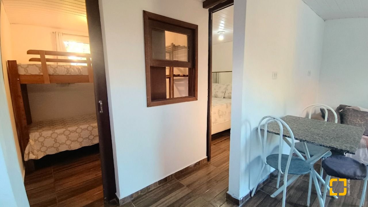Casa com 490m², 15 quartos (sendo 1 suíte), 2 garagens, no bairro Canasvieiras em Florianópolis