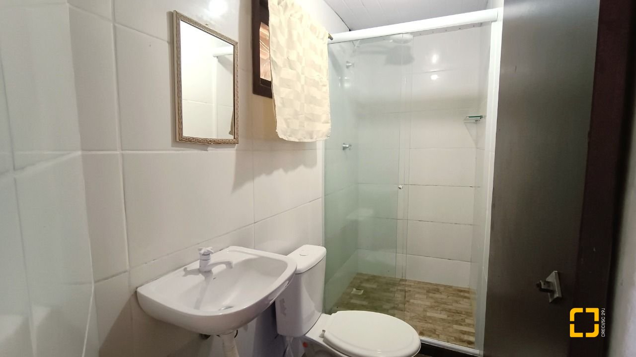 Casa com 490m², 15 quartos (sendo 1 suíte), 2 garagens, no bairro Canasvieiras em Florianópolis