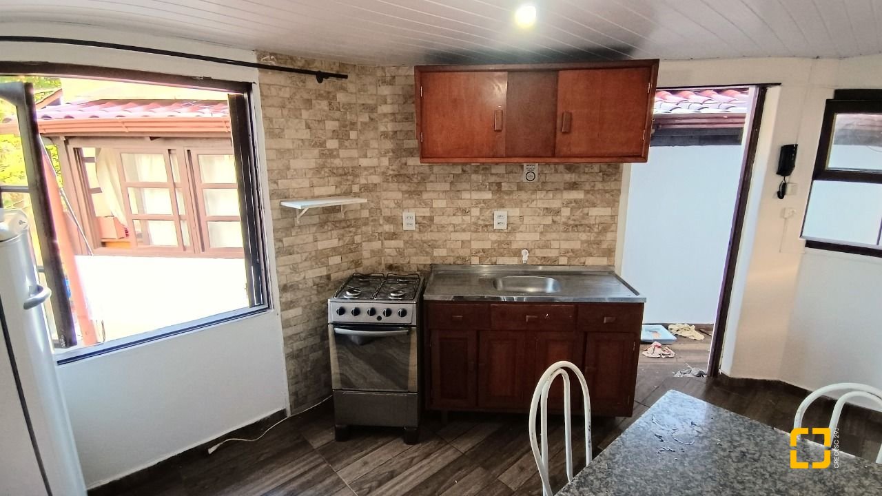 Casa com 490m², 15 quartos (sendo 1 suíte), 2 garagens, no bairro Canasvieiras em Florianópolis