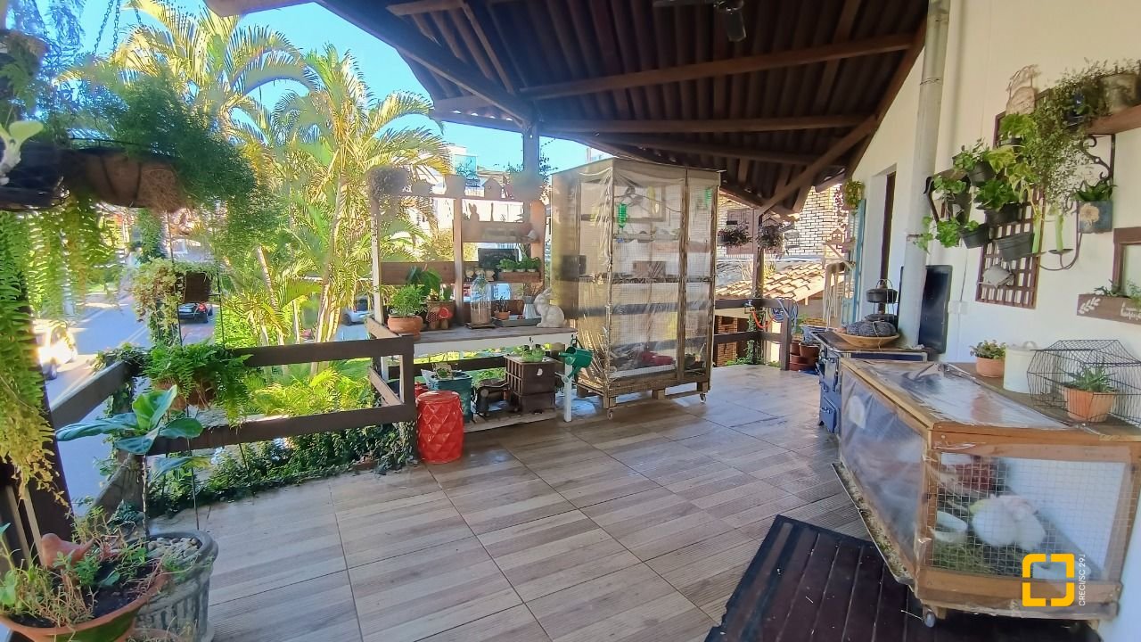 Casa com 490m², 15 quartos (sendo 1 suíte), 2 garagens, no bairro Canasvieiras em Florianópolis