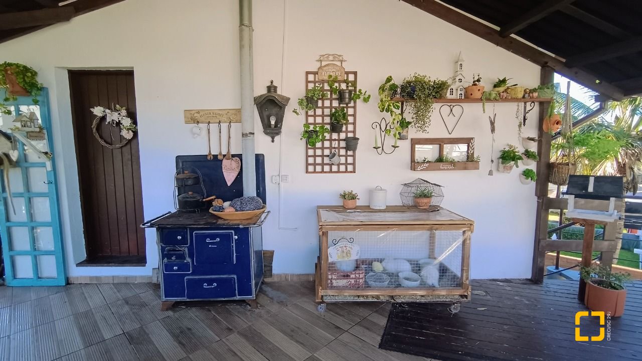 Casa com 490m², 15 quartos (sendo 1 suíte), 2 garagens, no bairro Canasvieiras em Florianópolis