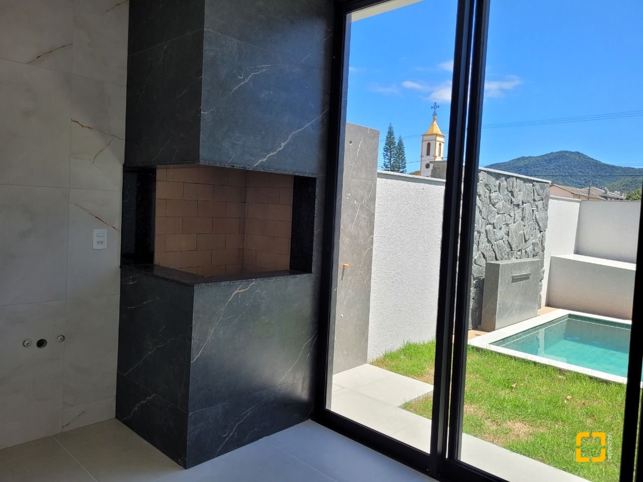Casa com 157m², 6 quartos (sendo 3 suítes), 2 garagens, no bairro Ingleses em Florianópolis