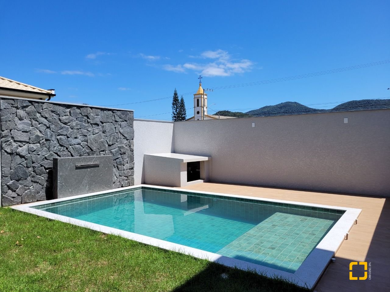 Casa com 157m², 6 quartos (sendo 3 suítes), 2 garagens, no bairro Ingleses em Florianópolis