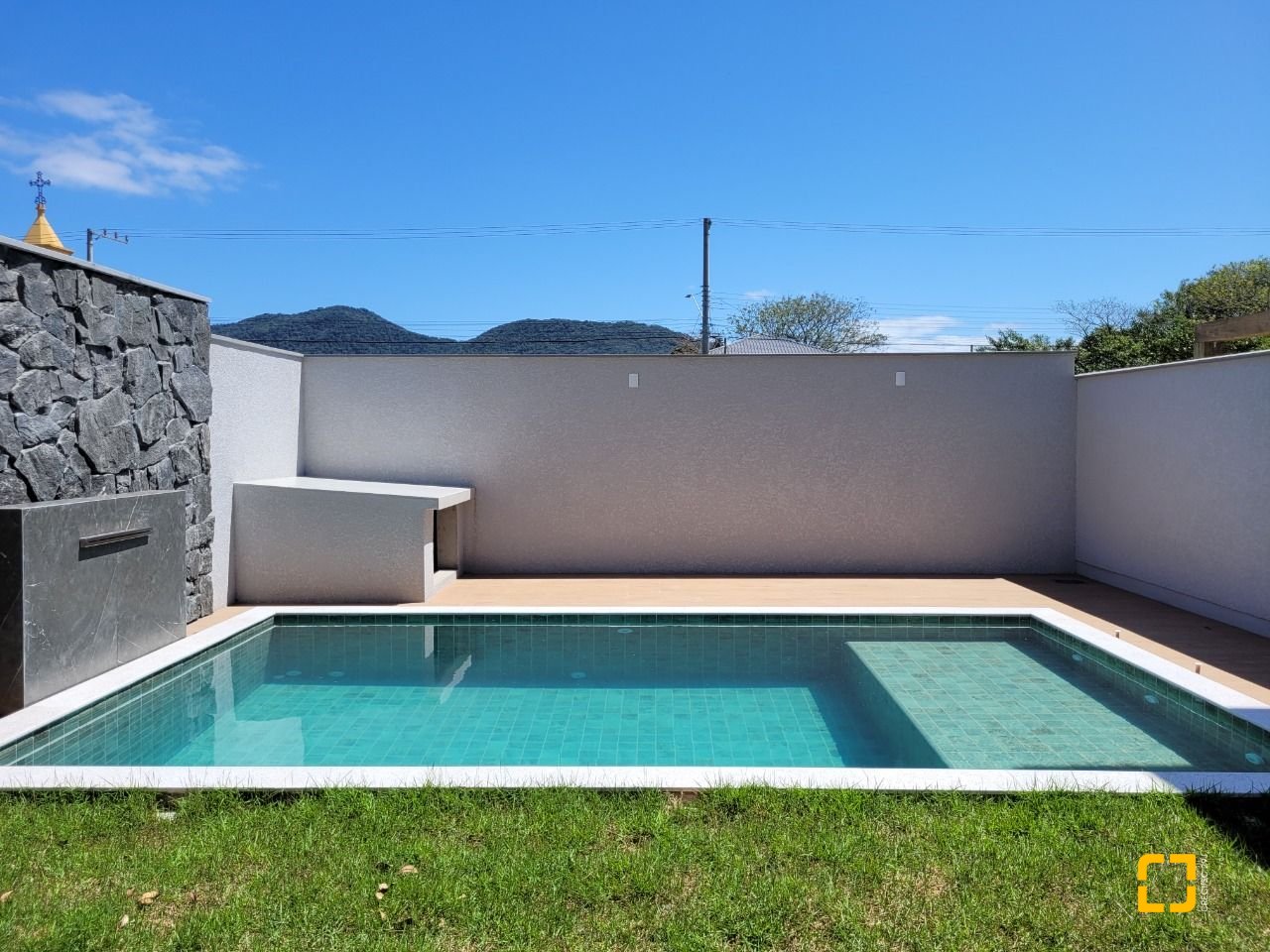 Casa com 157m², 6 quartos (sendo 3 suítes), 2 garagens, no bairro Ingleses em Florianópolis