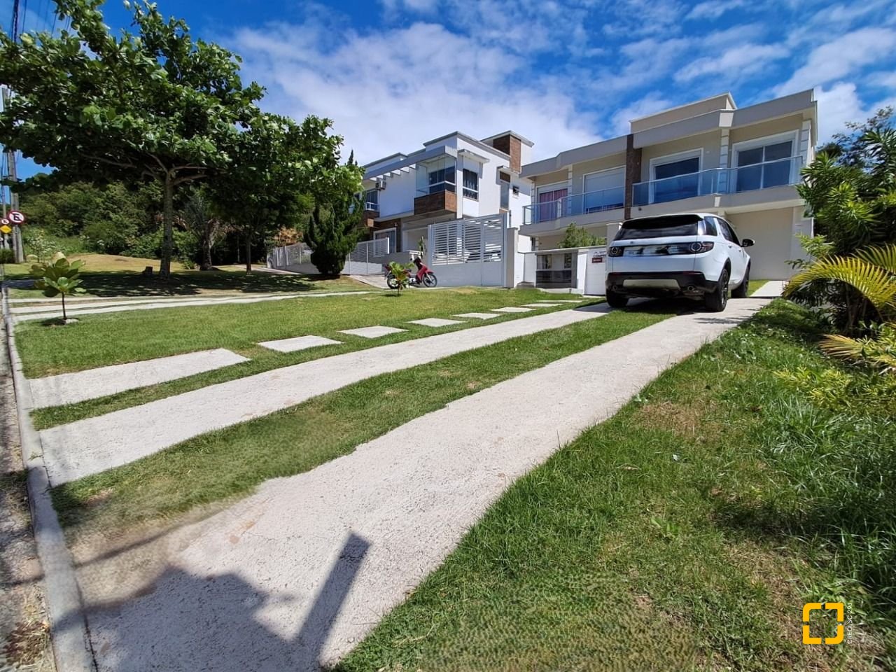 Casa com 181m², 8 quartos (sendo 4 suítes), 2 garagens, no bairro Ingleses em Florianópolis