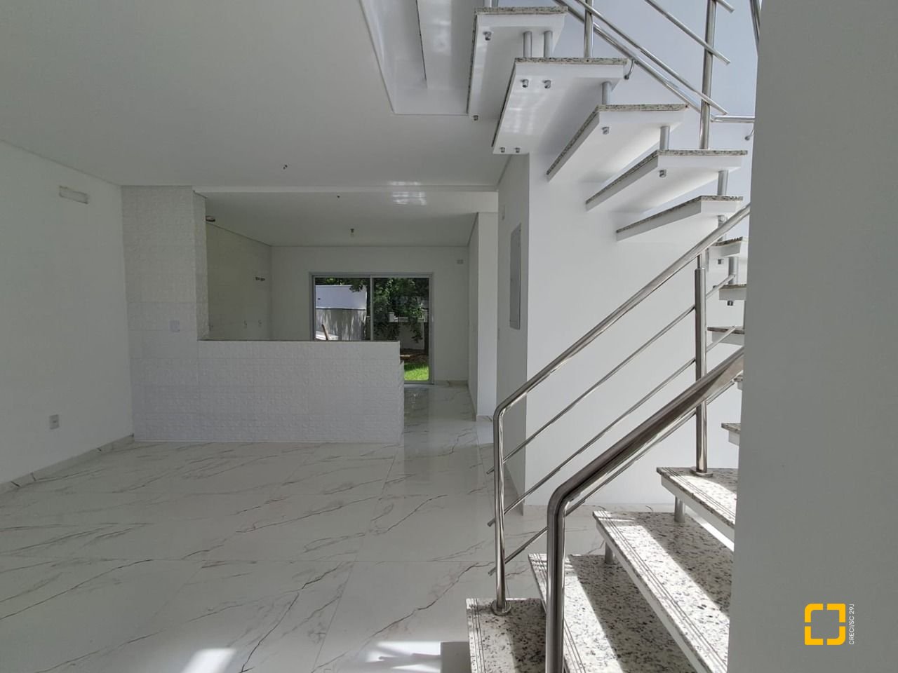 Casa com 181m², 8 quartos (sendo 4 suítes), 2 garagens, no bairro Ingleses em Florianópolis