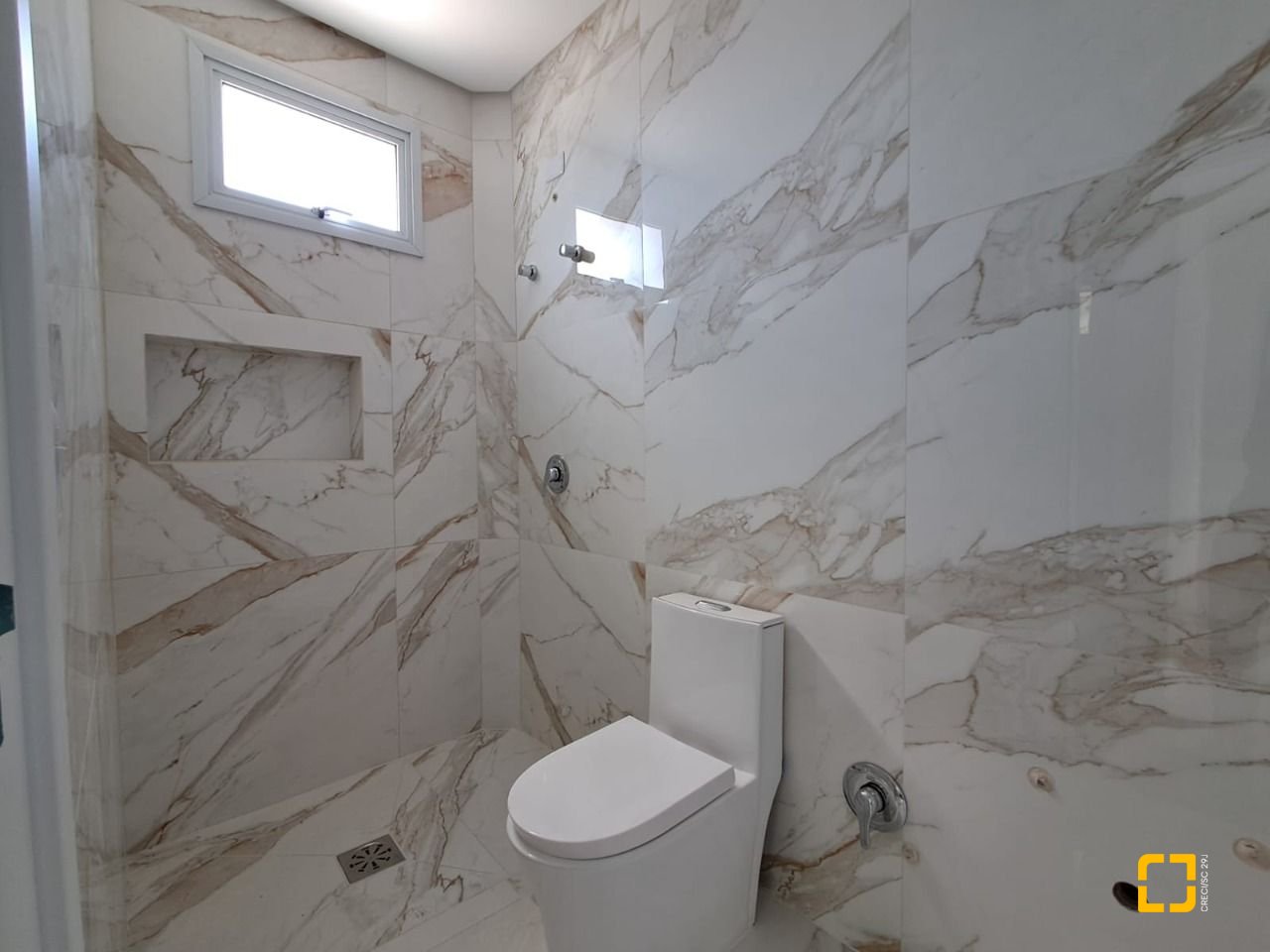 Casa com 181m², 8 quartos (sendo 4 suítes), 2 garagens, no bairro Ingleses em Florianópolis