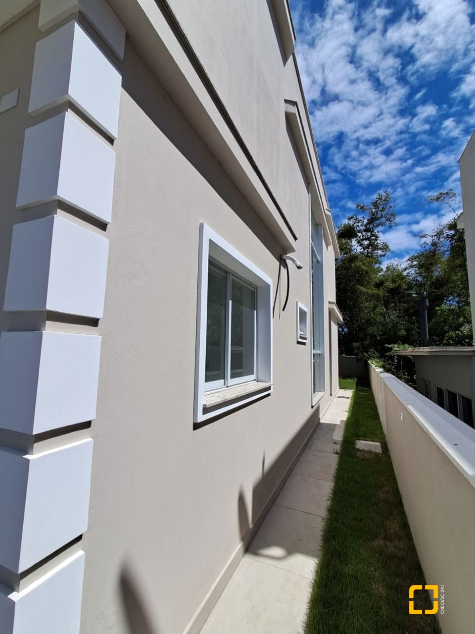 Casa com 181m², 8 quartos (sendo 4 suítes), 2 garagens, no bairro Ingleses em Florianópolis