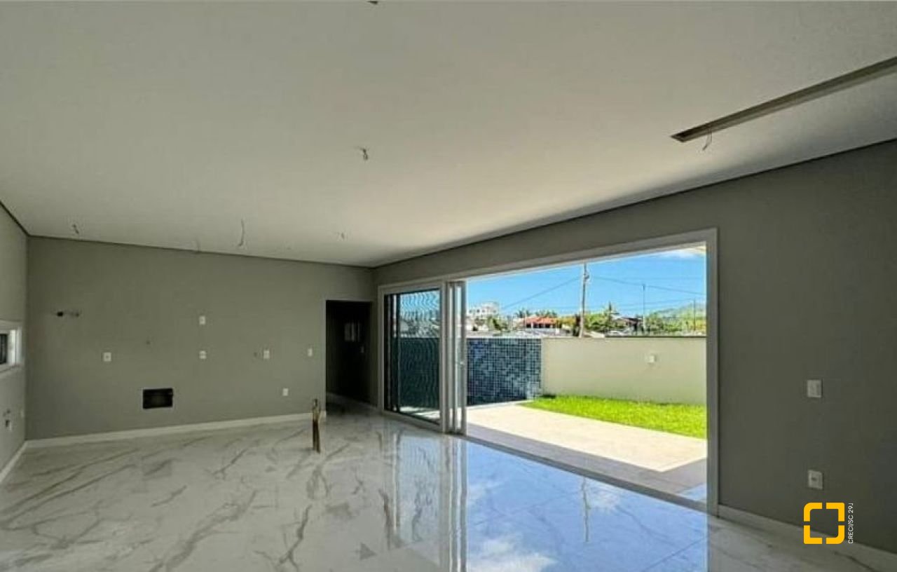 Casa de Condomínio com 400m², 7 quartos (sendo 3 suítes), 4 garagens, no bairro Ingleses em Florianópolis