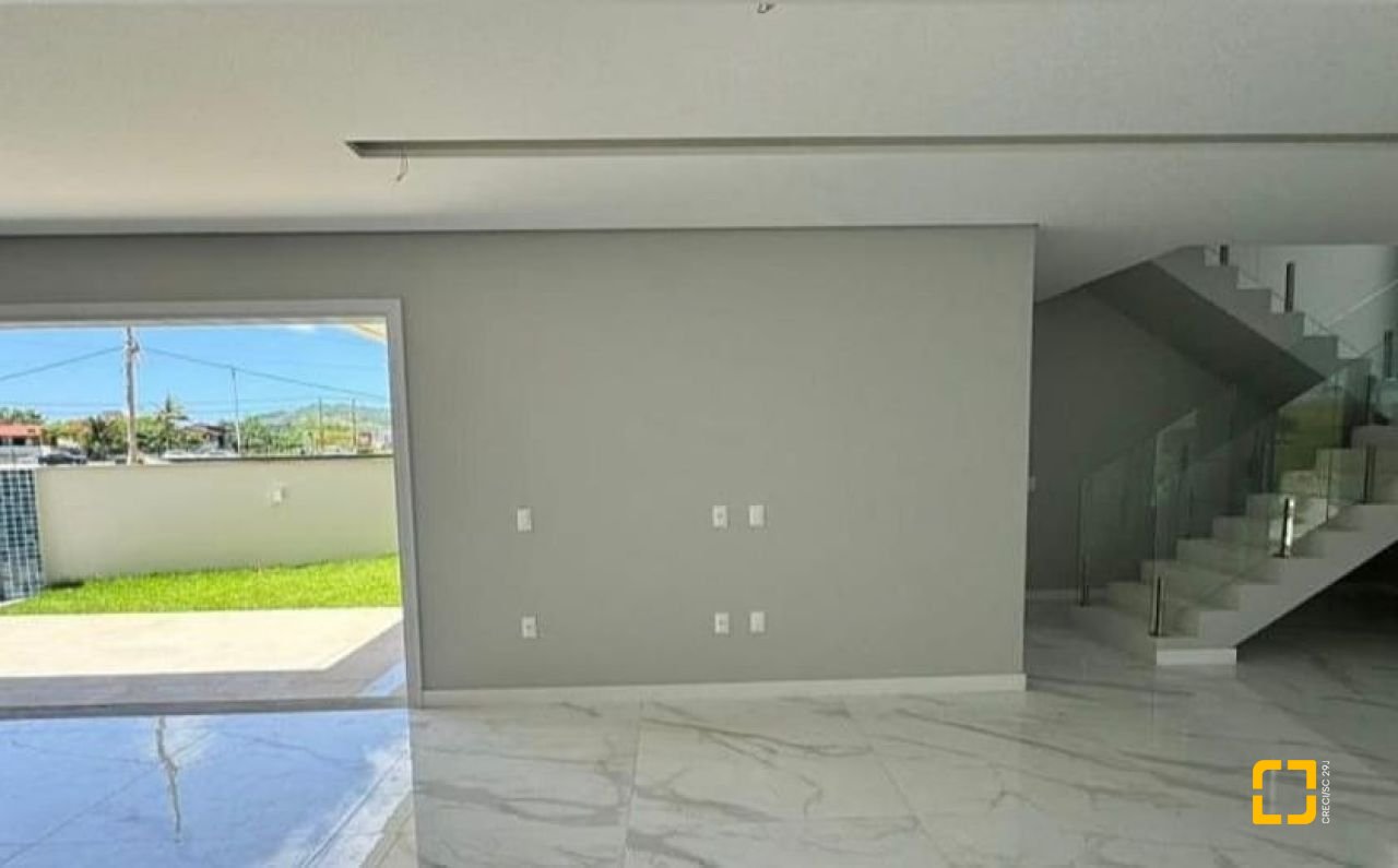 Casa de Condomínio com 400m², 7 quartos (sendo 3 suítes), 4 garagens, no bairro Ingleses em Florianópolis