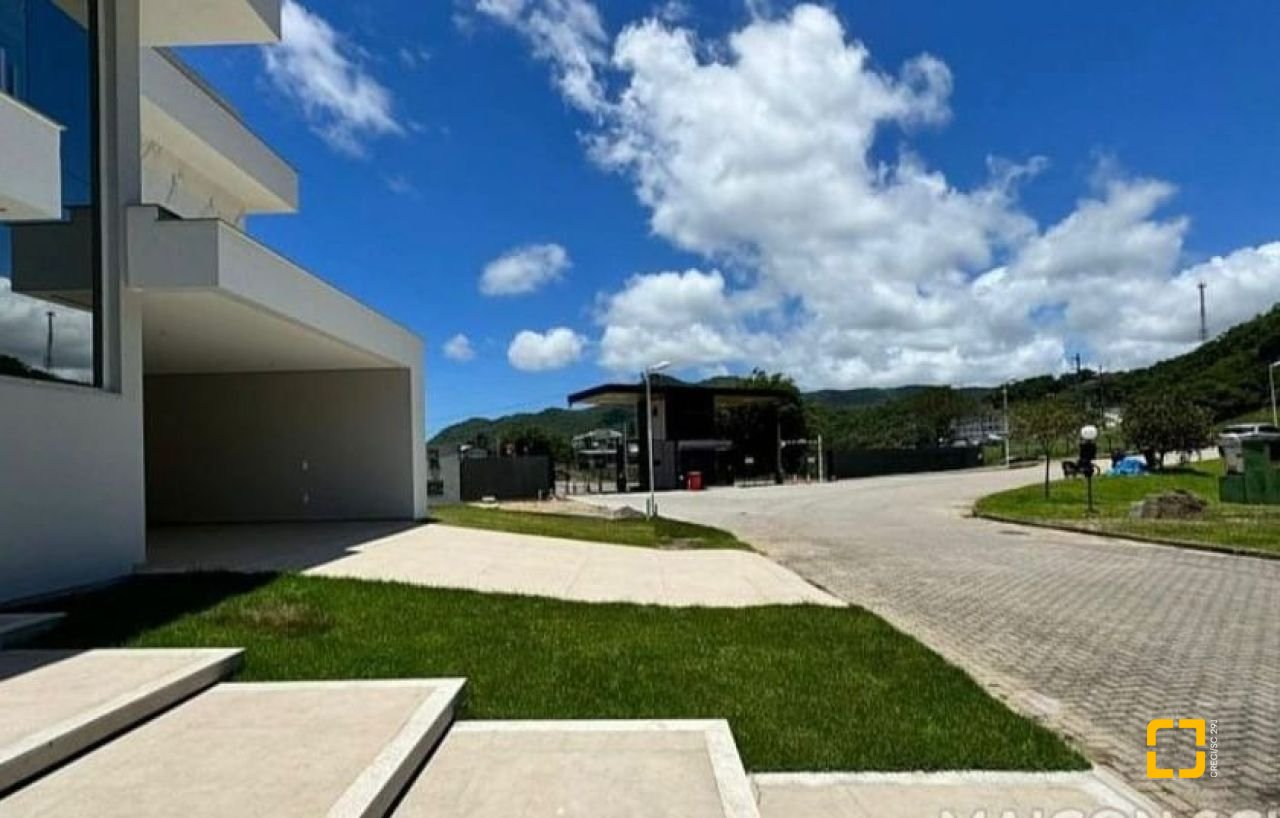Casa de Condomínio com 400m², 7 quartos (sendo 3 suítes), 4 garagens, no bairro Ingleses em Florianópolis
