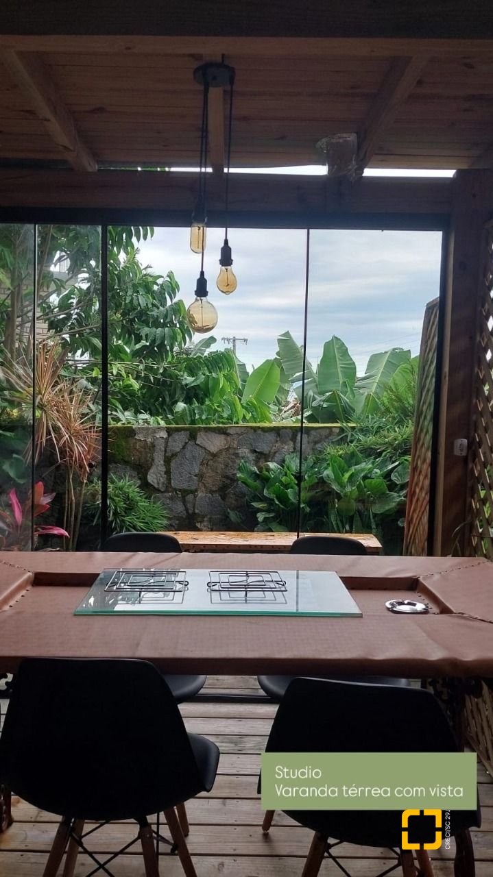 Casa com 135m², 1 quarto, 2 garagens, no bairro Sambaqui em Florianópolis