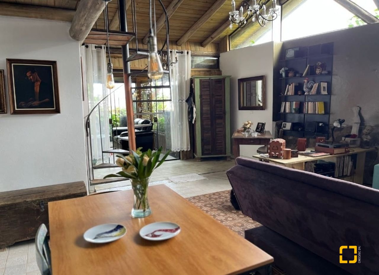 Casa com 135m², 1 quarto, 2 garagens, no bairro Sambaqui em Florianópolis