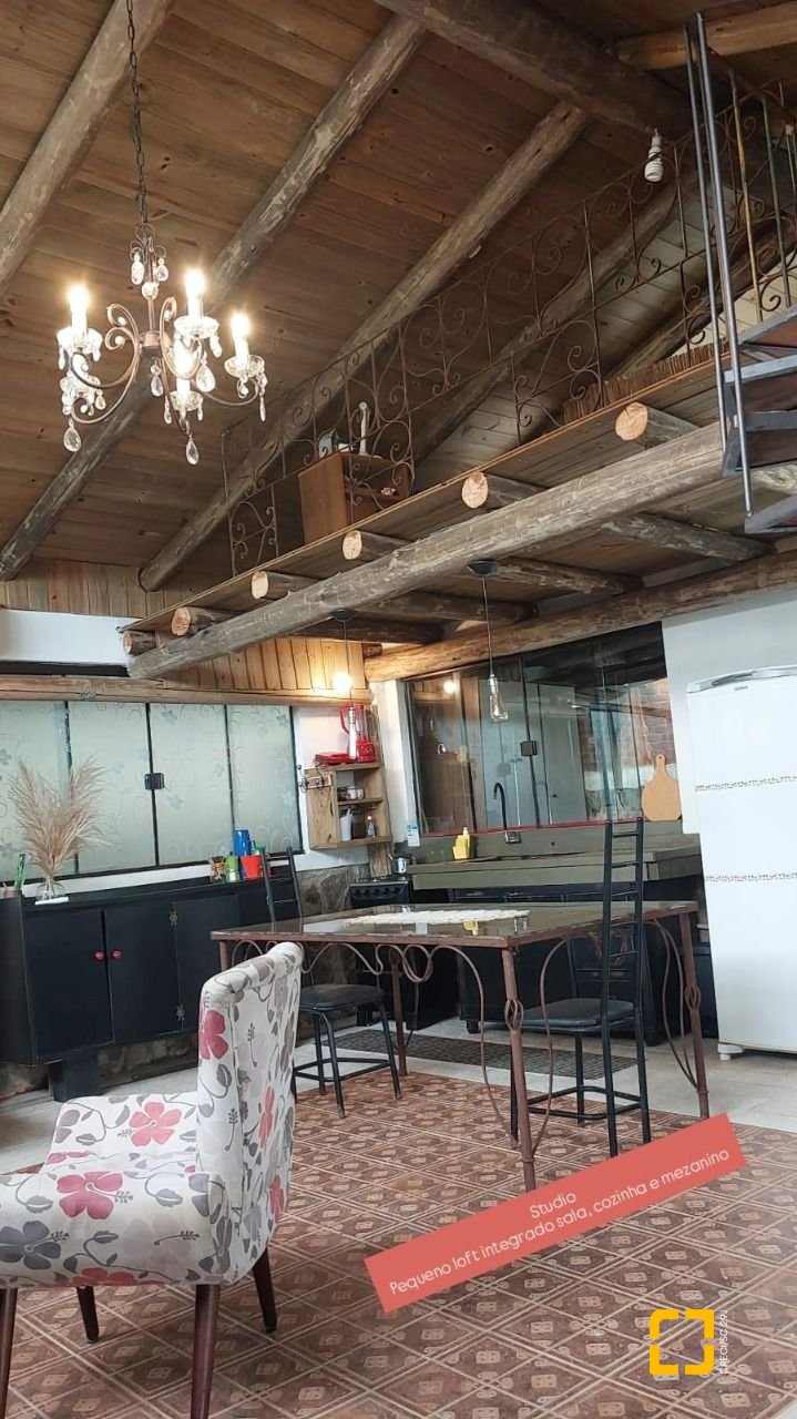 Casa com 135m², 1 quarto, 2 garagens, no bairro Sambaqui em Florianópolis