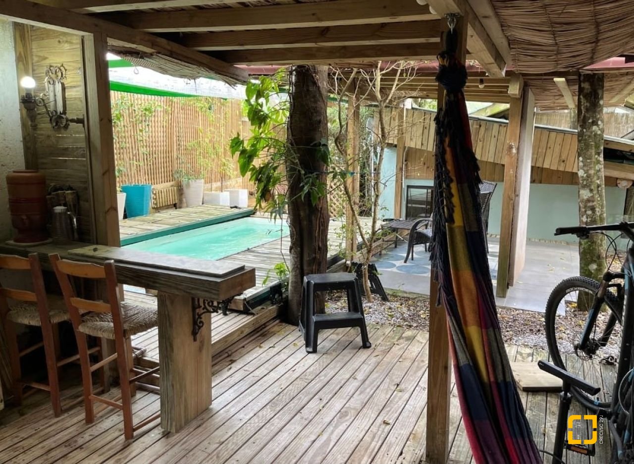Casa com 135m², 1 quarto, 2 garagens, no bairro Sambaqui em Florianópolis
