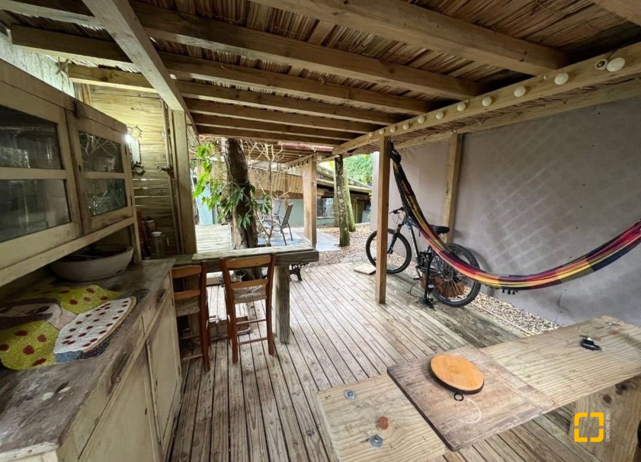Casa com 135m², 1 quarto, 2 garagens, no bairro Sambaqui em Florianópolis