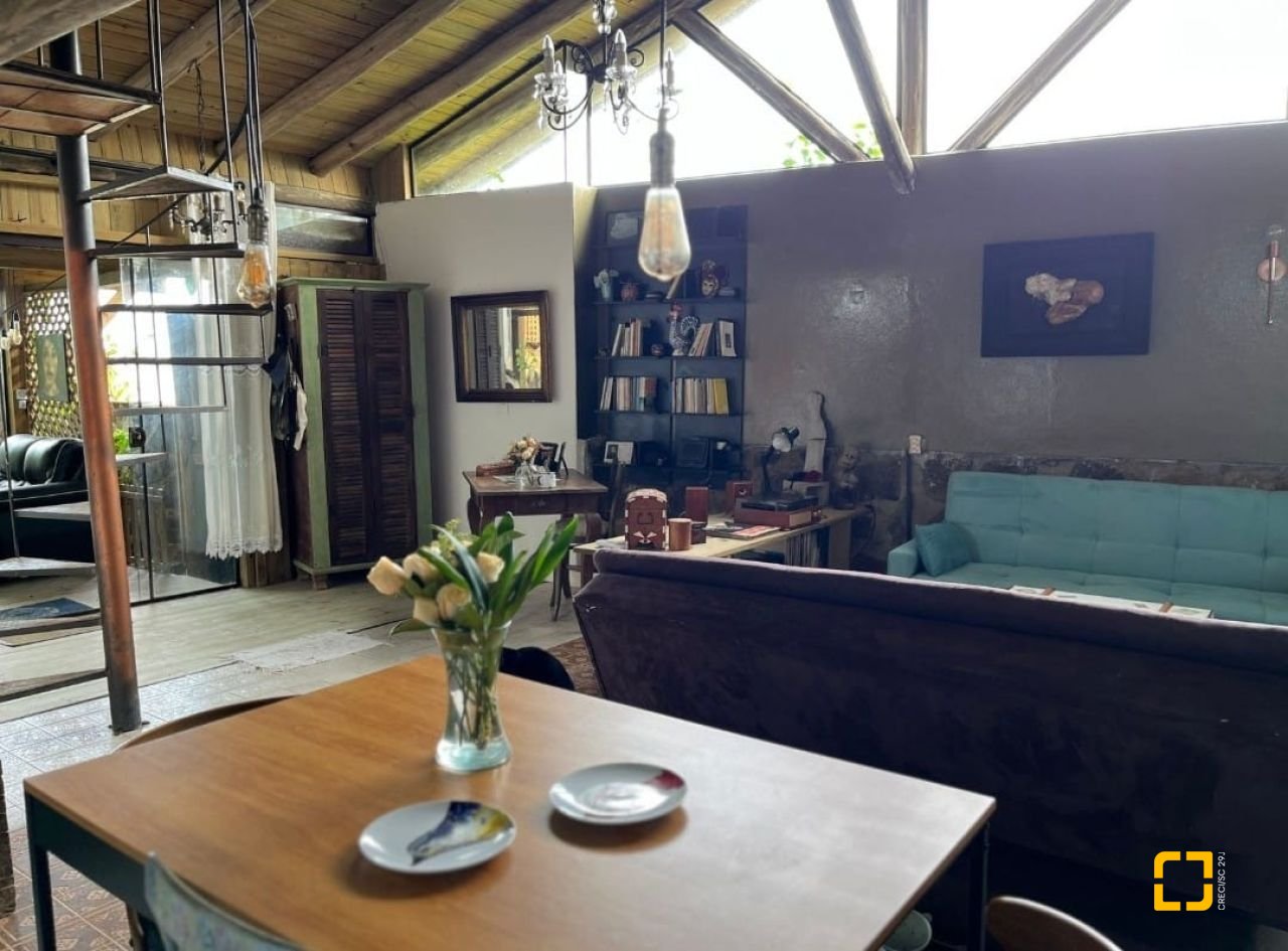 Casa com 135m², 1 quarto, 2 garagens, no bairro Sambaqui em Florianópolis