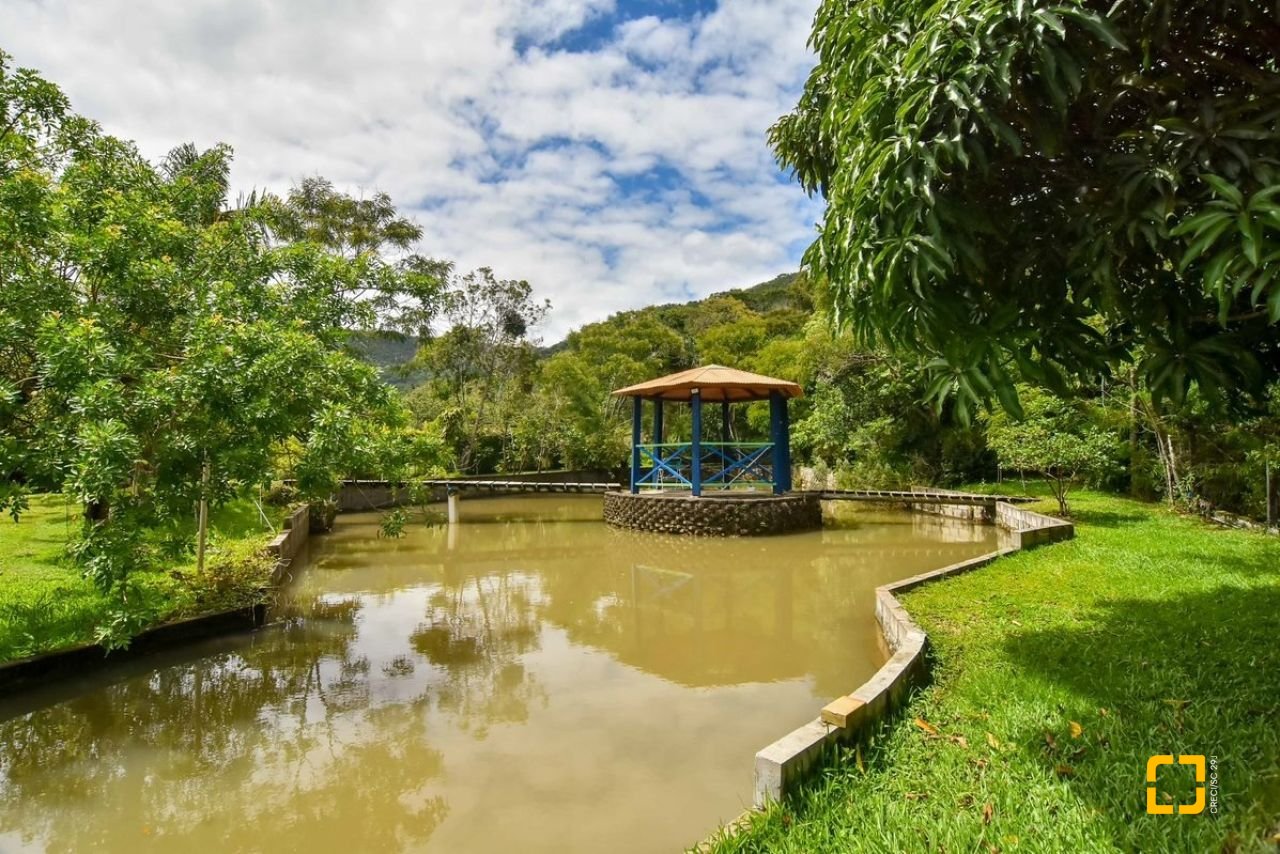 Sítio com 320m², 4 quartos (sendo 3 suítes), 4 garagens, no bairro Ribeirão da Ilha em Florianópolis