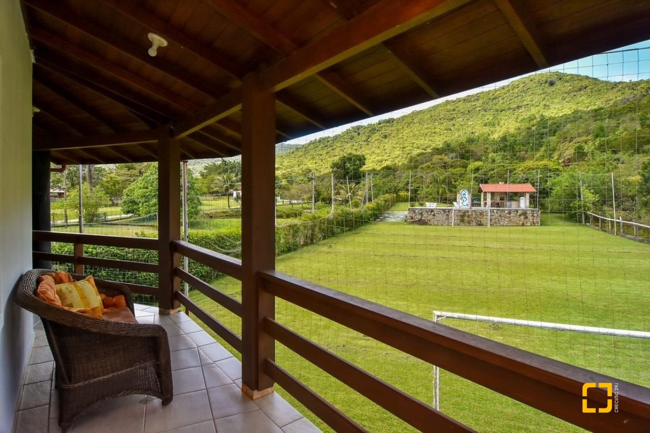 Sítio com 320m², 4 quartos (sendo 3 suítes), 4 garagens, no bairro Ribeirão da Ilha em Florianópolis