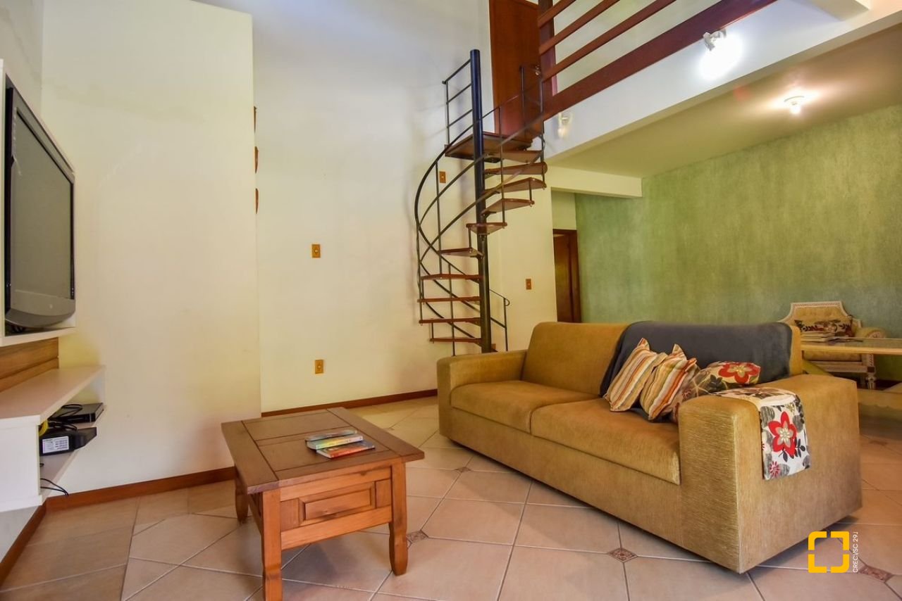 Sítio com 320m², 4 quartos (sendo 3 suítes), 4 garagens, no bairro Ribeirão da Ilha em Florianópolis