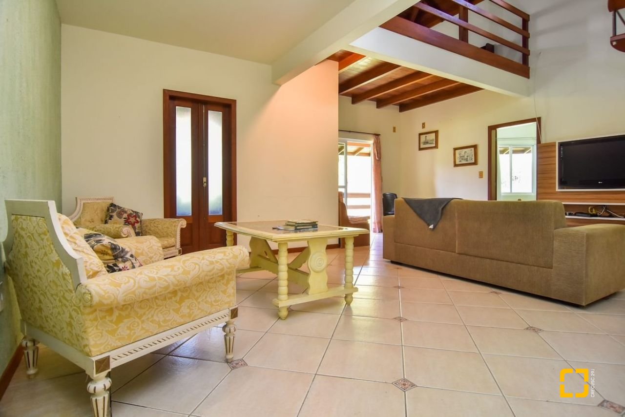 Sítio com 320m², 4 quartos (sendo 3 suítes), 4 garagens, no bairro Ribeirão da Ilha em Florianópolis