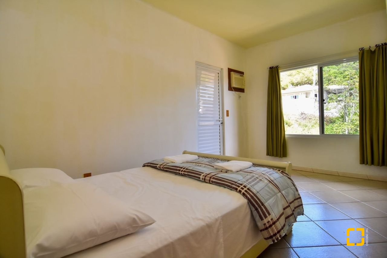 Sítio com 320m², 4 quartos (sendo 3 suítes), 4 garagens, no bairro Ribeirão da Ilha em Florianópolis
