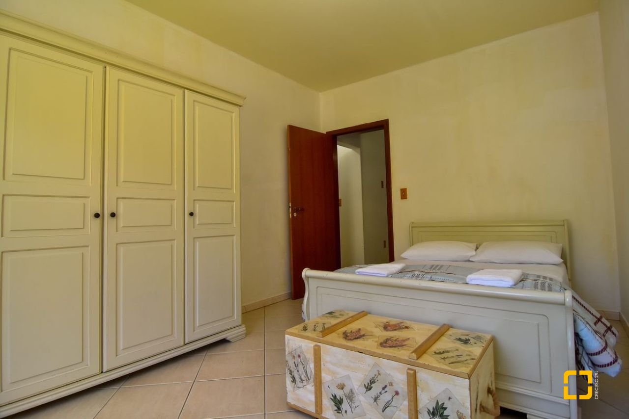 Sítio com 320m², 4 quartos (sendo 3 suítes), 4 garagens, no bairro Ribeirão da Ilha em Florianópolis