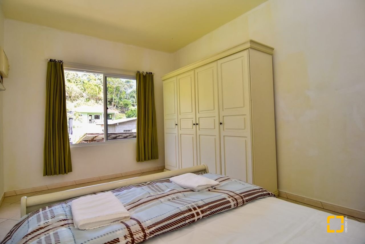 Sítio com 320m², 4 quartos (sendo 3 suítes), 4 garagens, no bairro Ribeirão da Ilha em Florianópolis