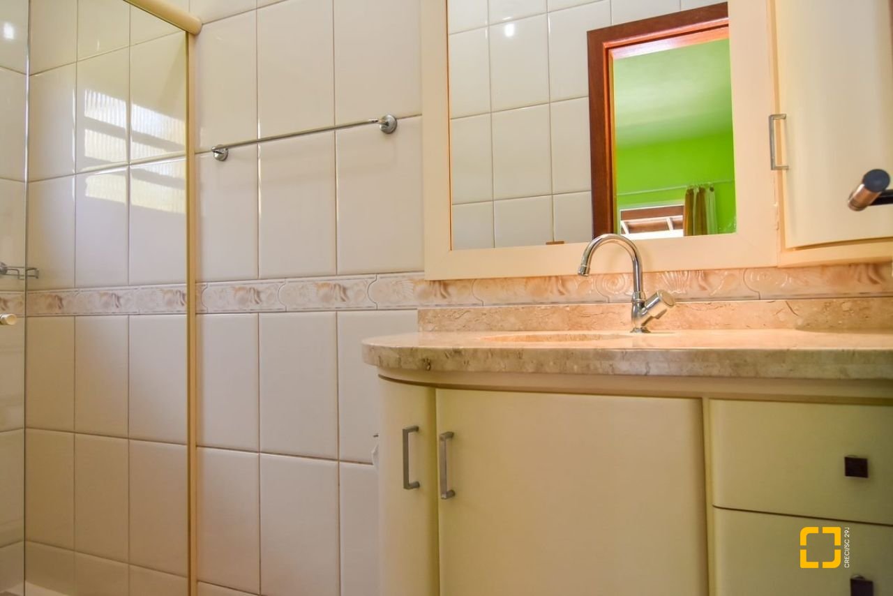 Sítio com 320m², 4 quartos (sendo 3 suítes), 4 garagens, no bairro Ribeirão da Ilha em Florianópolis
