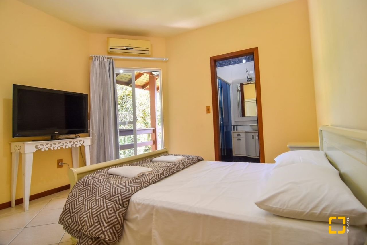 Sítio com 320m², 4 quartos (sendo 3 suítes), 4 garagens, no bairro Ribeirão da Ilha em Florianópolis