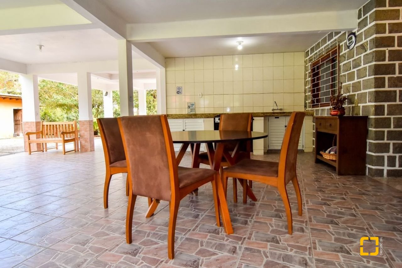 Sítio com 320m², 4 quartos (sendo 3 suítes), 4 garagens, no bairro Ribeirão da Ilha em Florianópolis
