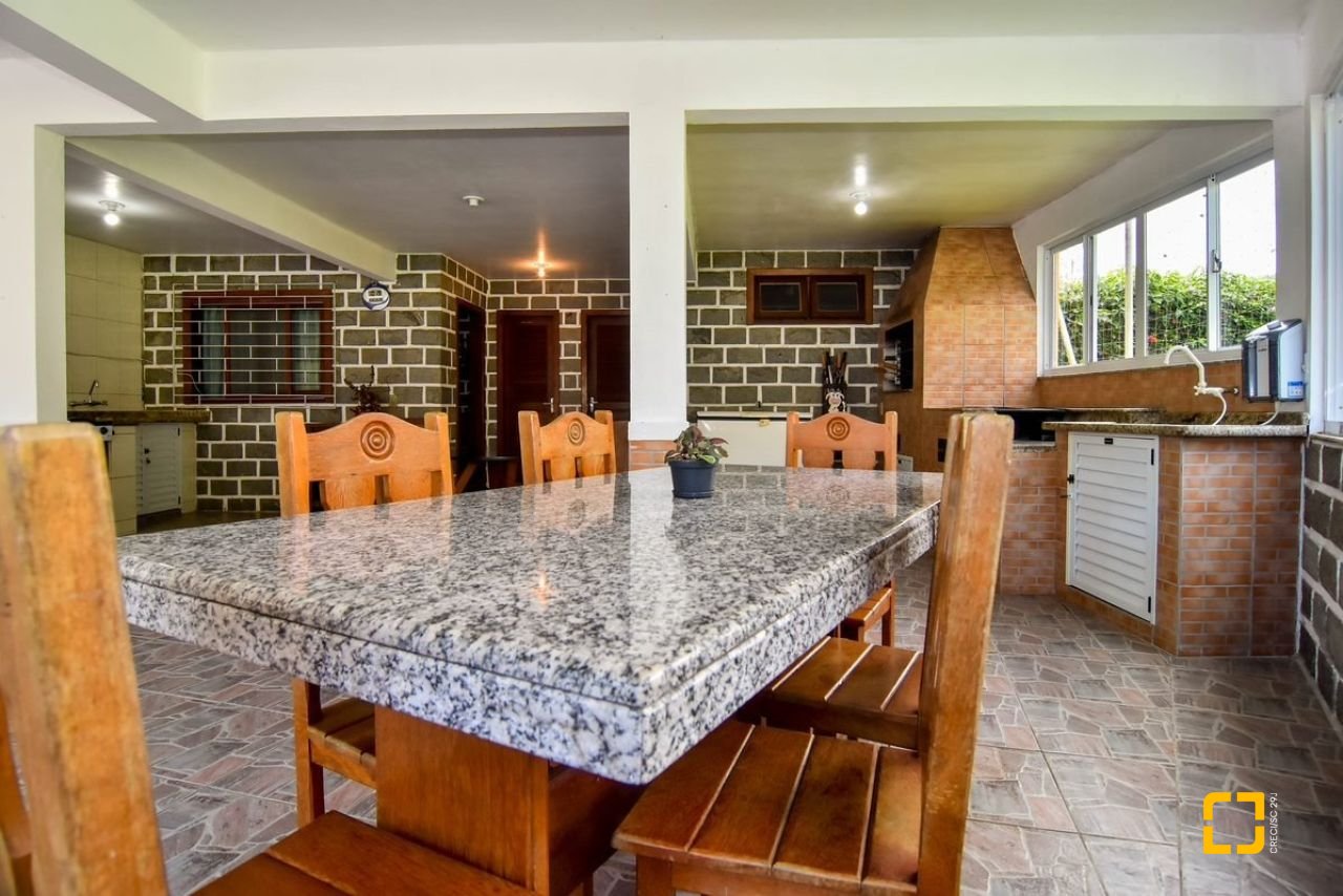 Sítio com 320m², 4 quartos (sendo 3 suítes), 4 garagens, no bairro Ribeirão da Ilha em Florianópolis
