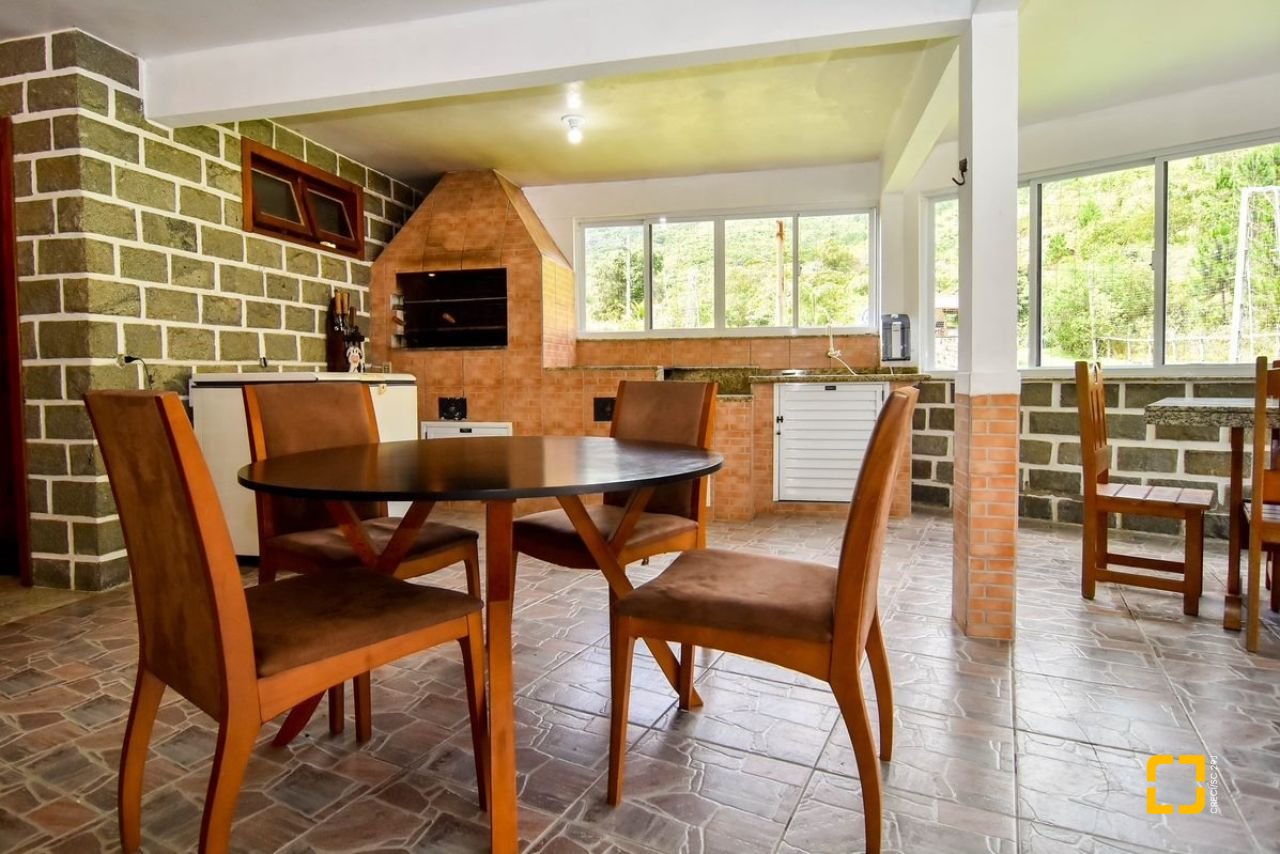 Sítio com 320m², 4 quartos (sendo 3 suítes), 4 garagens, no bairro Ribeirão da Ilha em Florianópolis