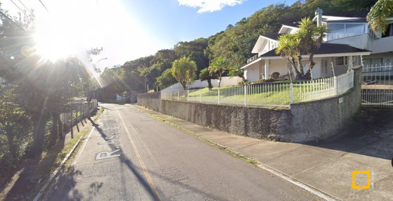 Terreno com 704m², no bairro Ponta de Baixo em São José