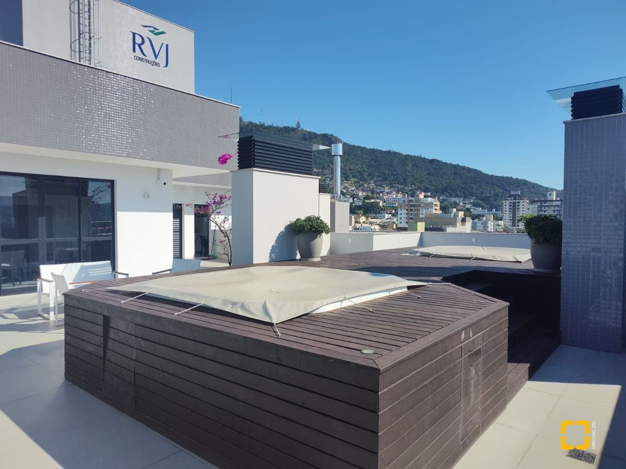 Apartamento com 98m², 6 quartos (sendo 3 suítes), 3 garagens, no bairro Trindade em Florianópolis