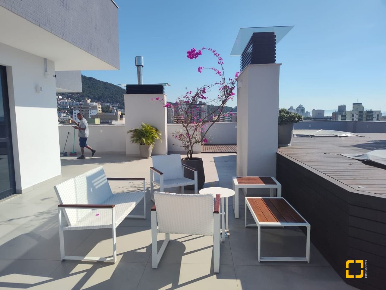 Apartamento com 98m², 6 quartos (sendo 3 suítes), 3 garagens, no bairro Trindade em Florianópolis