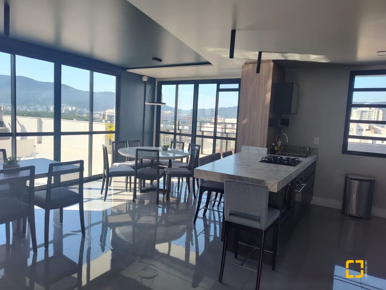 Apartamento com 98m², 6 quartos (sendo 3 suítes), 3 garagens, no bairro Trindade em Florianópolis