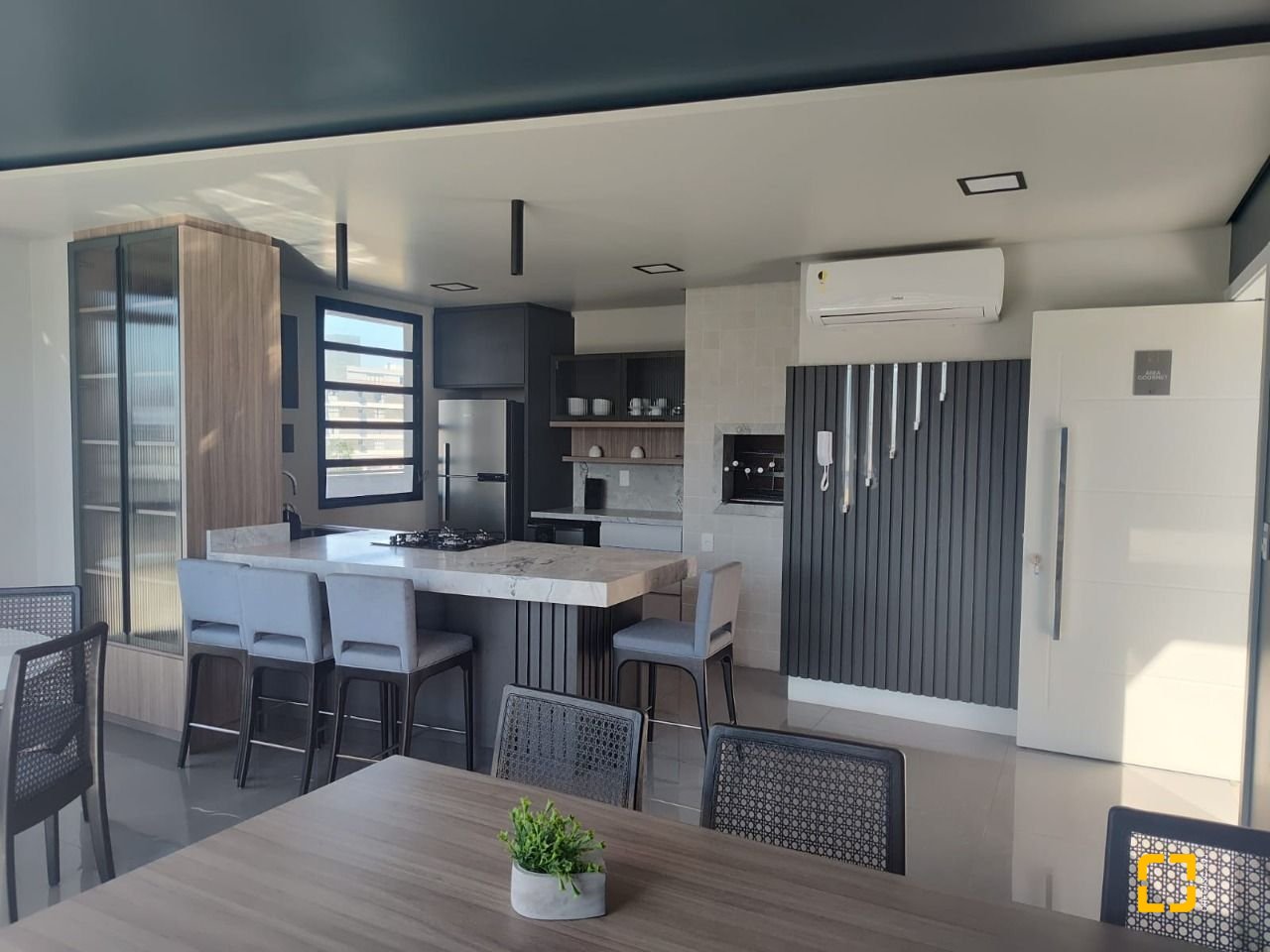 Apartamento com 98m², 6 quartos (sendo 3 suítes), 3 garagens, no bairro Trindade em Florianópolis