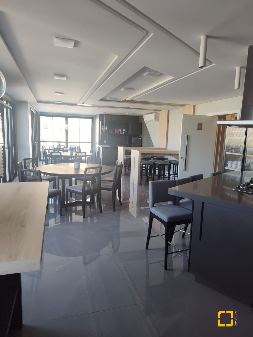 Apartamento com 98m², 6 quartos (sendo 3 suítes), 3 garagens, no bairro Trindade em Florianópolis