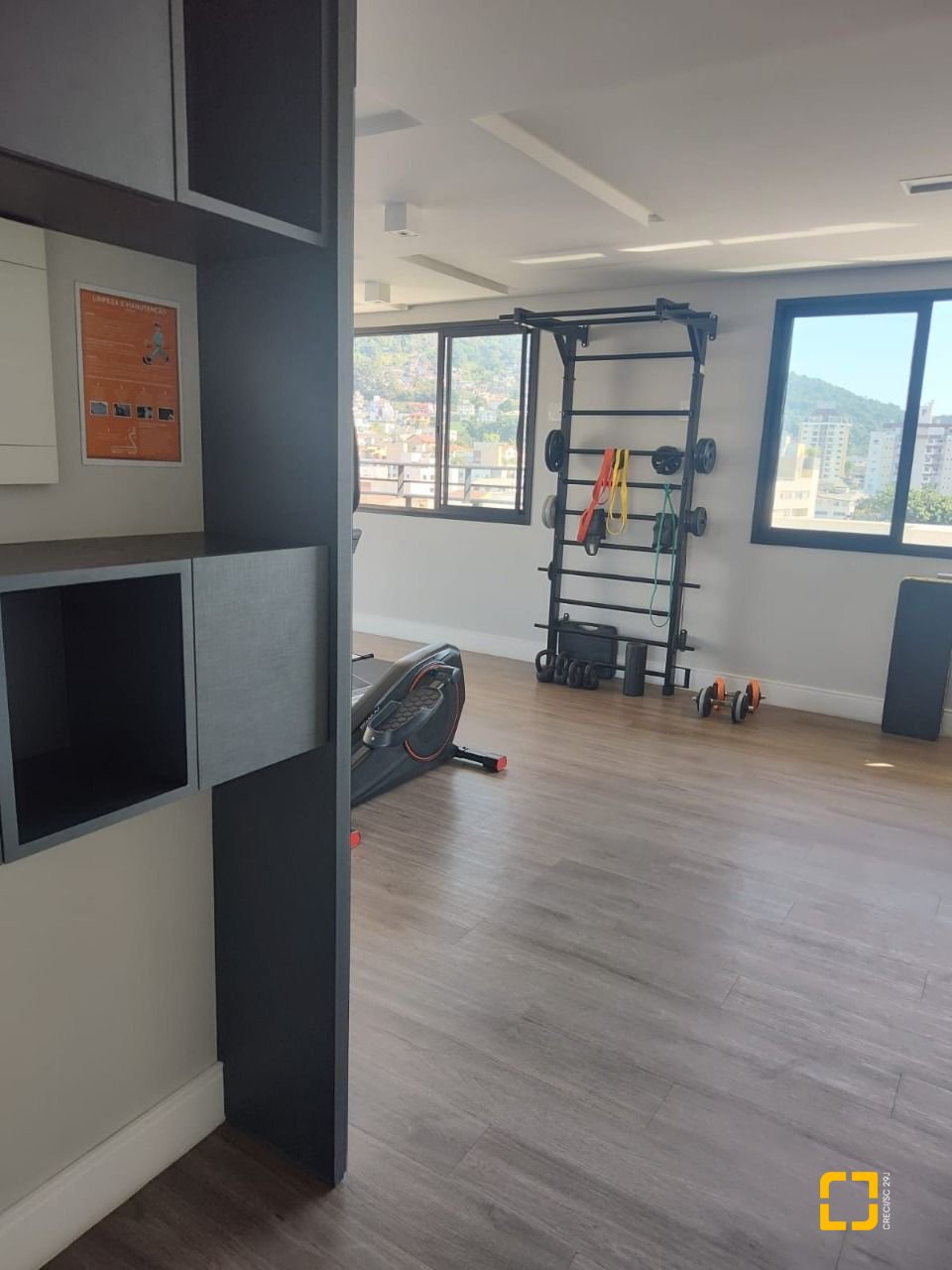 Apartamento com 98m², 6 quartos (sendo 3 suítes), 3 garagens, no bairro Trindade em Florianópolis